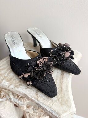 Luvshoes Floral Rosette Appliqué Pointed-Toe Heeled Mules